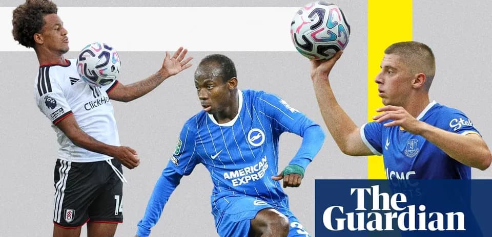 Trois joueurs de football en action avec le ballon