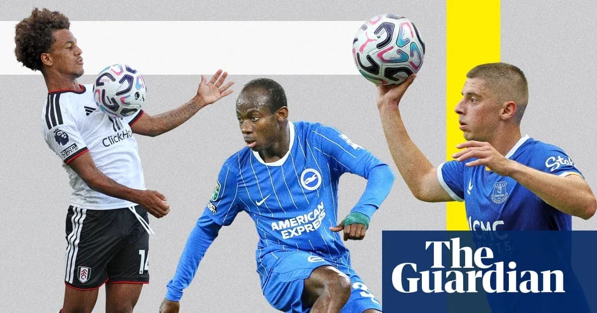 Trois joueurs de football en action avec le ballon