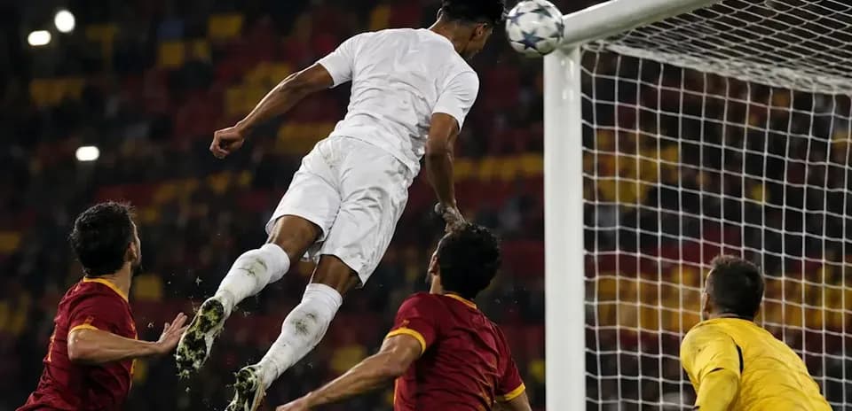 Joueur en blanc effectuant un saut pour marquer