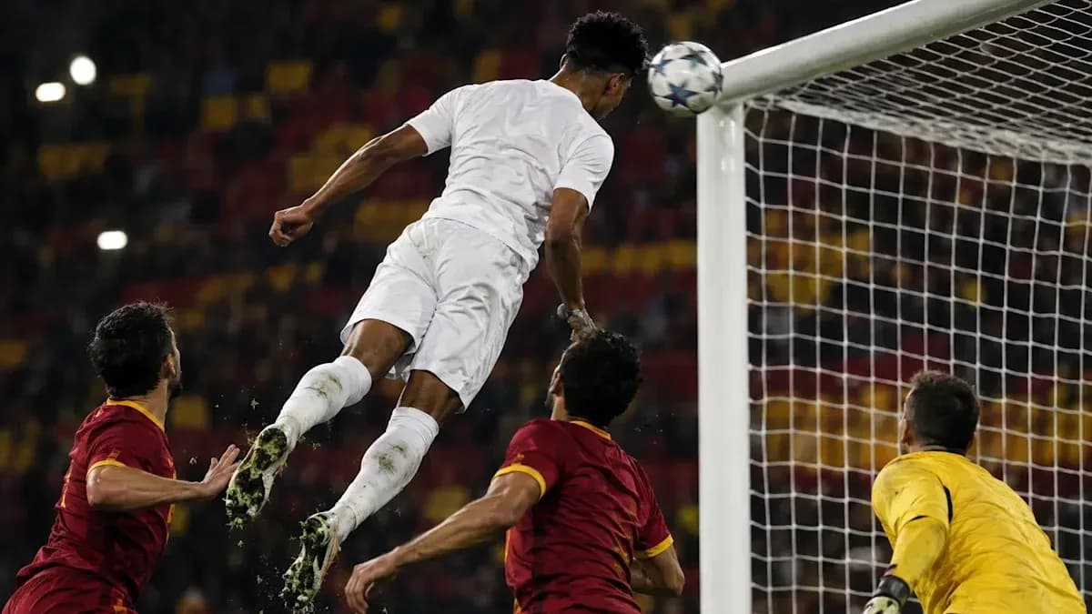 Joueur en blanc effectuant un saut pour marquer