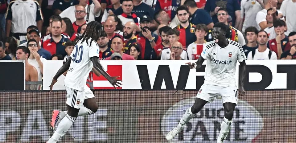 Deux joueurs célébrant un but lors du match