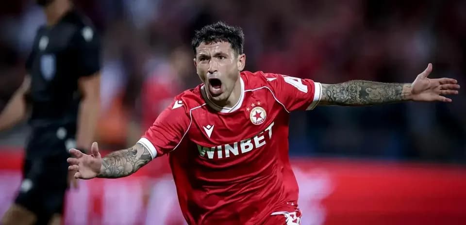 Joueur célébrant un but pour FK Crvena Zvezda