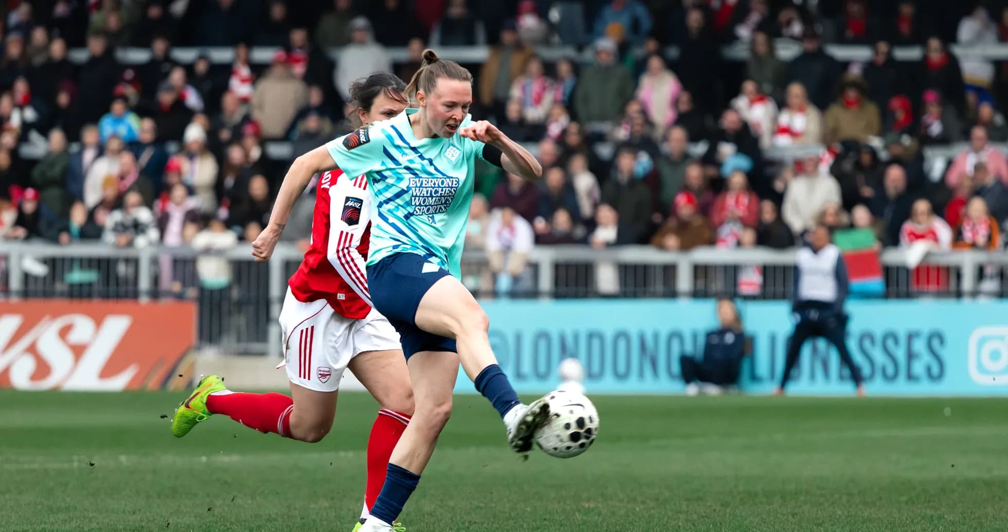 Deux joueuses s'affrontent lors du match