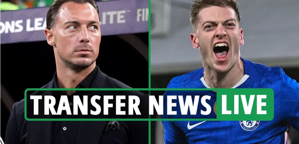 Entraîneur et joueur célébrant lors des nouvelles de transfert