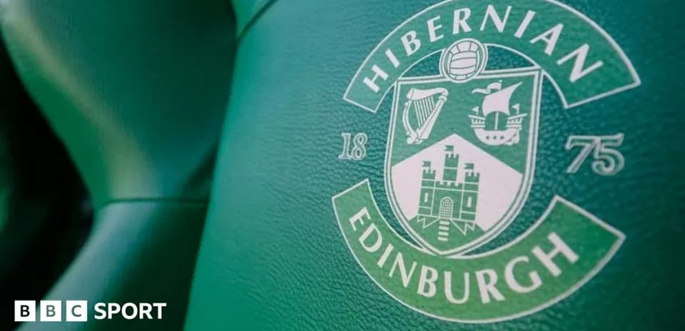 Logo d'Hibernian FC sur siège vert