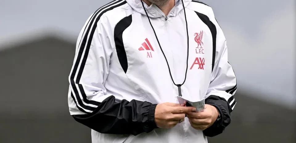 Entraîneur de Liverpool FC souriant lors d'une séance