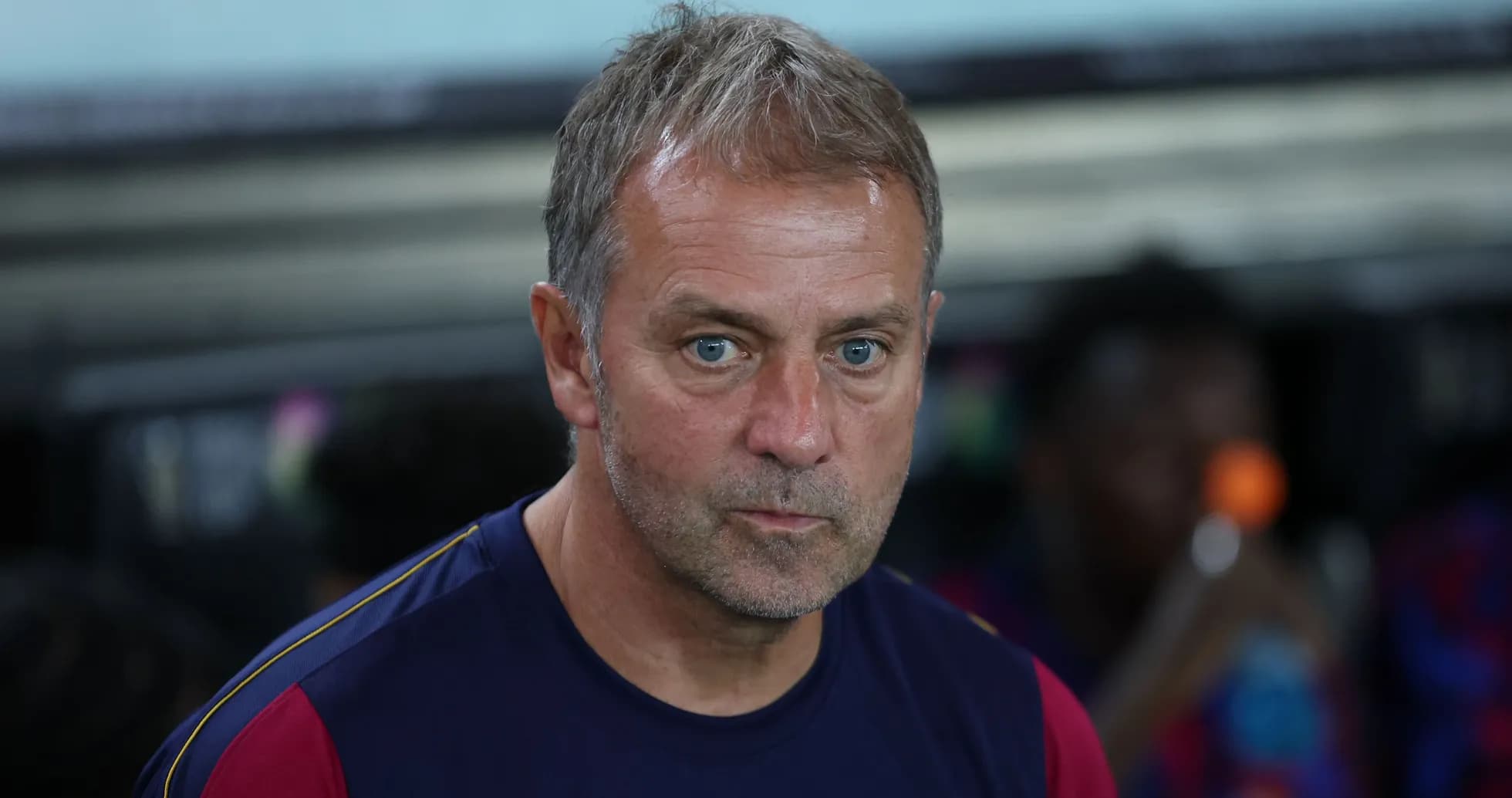 Entraîneur observant le match depuis le banc