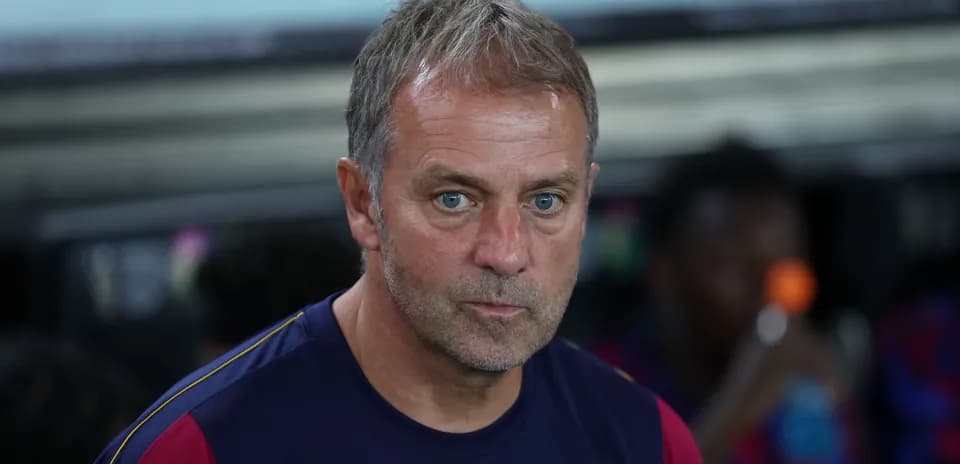 Entraîneur observant le match depuis le banc