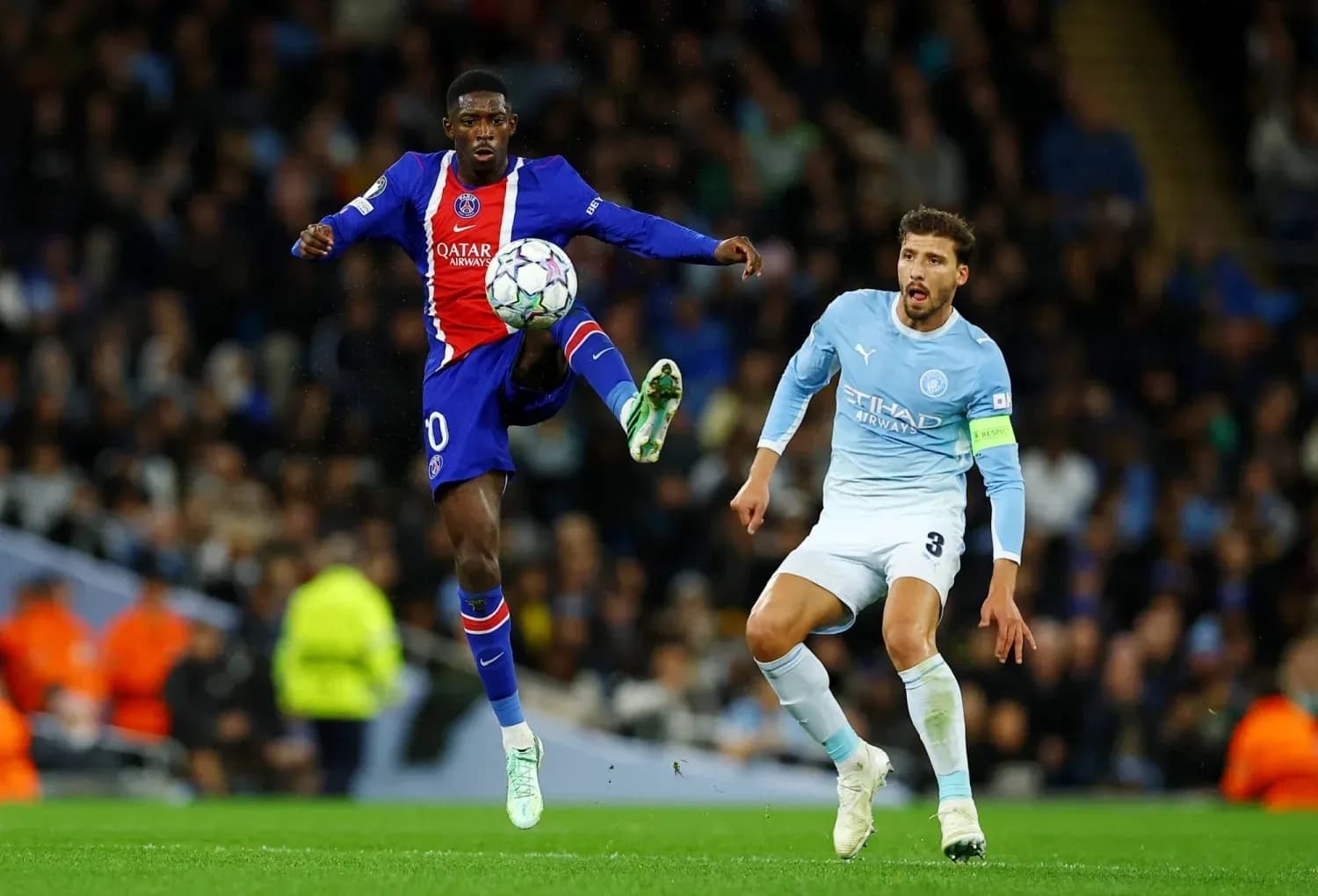 Un joueur du PSG dribble un joueur de Manchester City