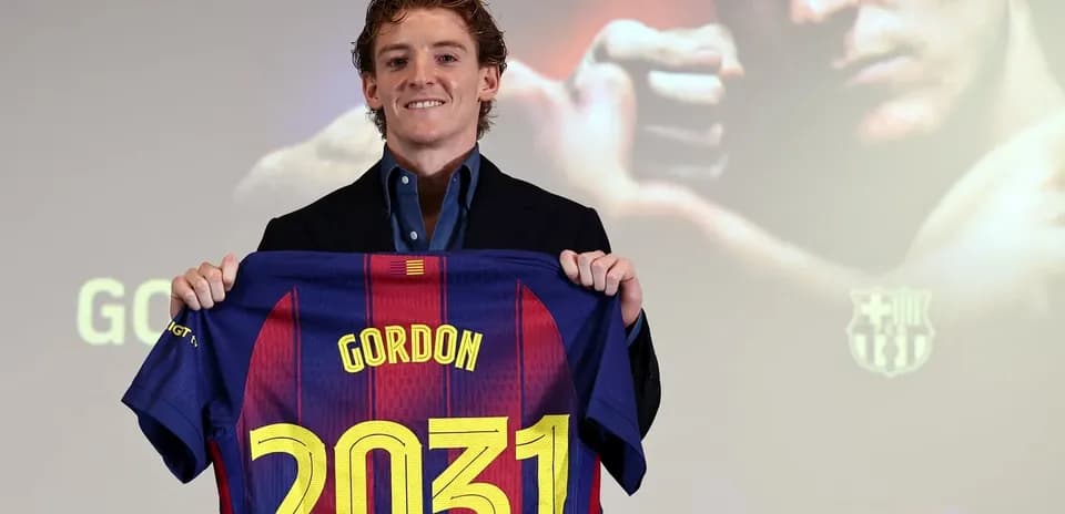 Joueur présentant le maillot de Barcelone avec le numéro 2031