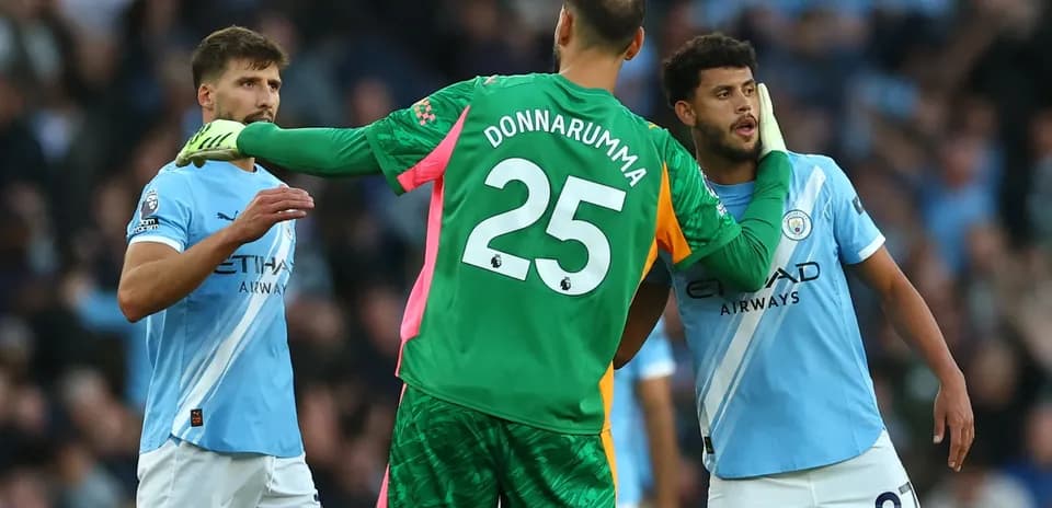 Trois joueurs de Manchester City en discussion