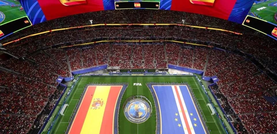 Stade avec drapeaux de l'Espagne et du Cap-Vert