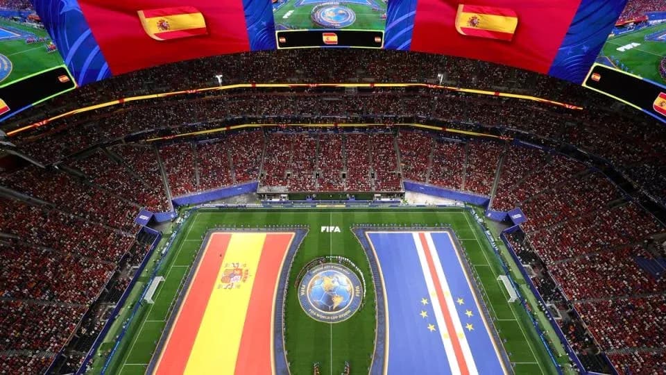 Stade avec drapeaux de l'Espagne et du Cap-Vert
