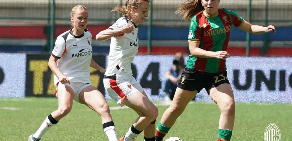 Trois joueuses en action lors d'un match de football