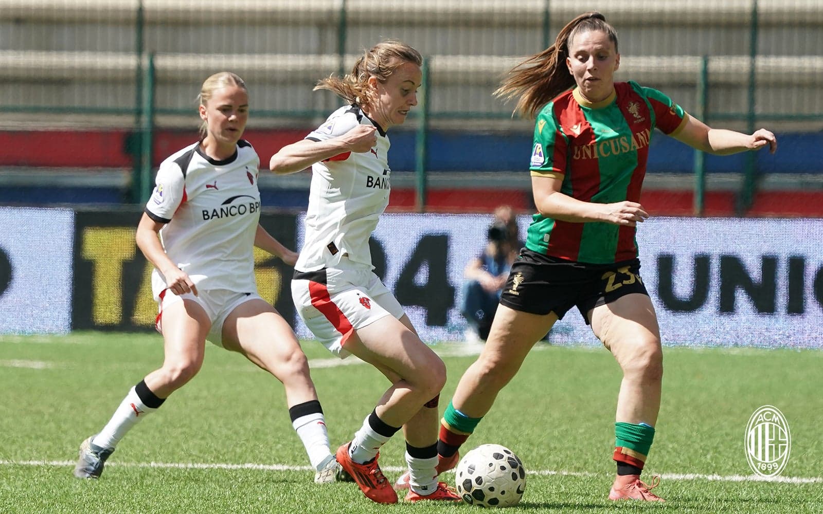 Trois joueuses en action lors d'un match de football
