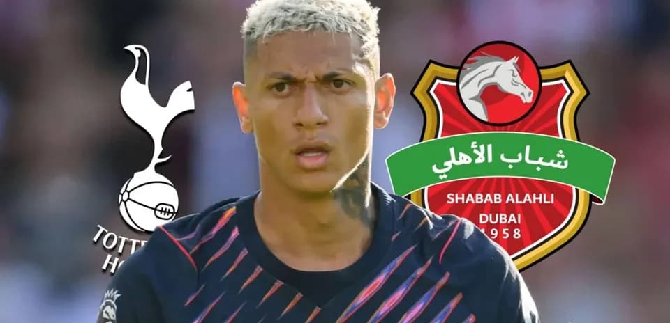 Joueur de football avec logos de Tottenham et Shabab Al Ahli