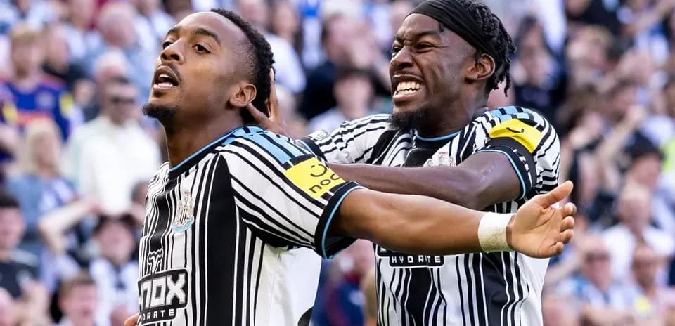 Joueurs de Newcastle célébrant un but ensemble