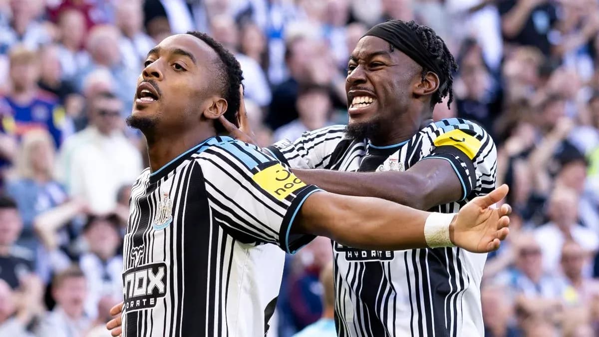 Joueurs de Newcastle célébrant un but ensemble