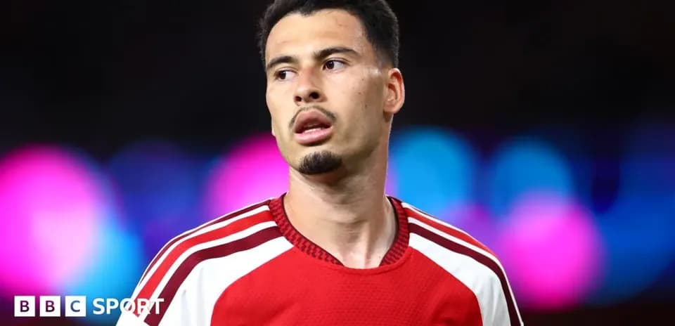Joueur d'Arsenal en tenue rouge sur le terrain