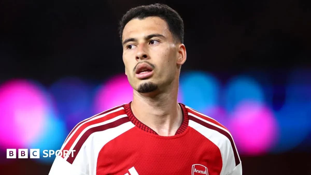 Joueur d'Arsenal en tenue rouge sur le terrain