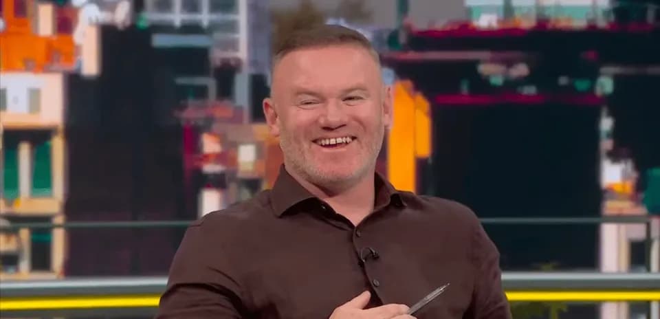 Homme souriant avec un stylo en main en studio