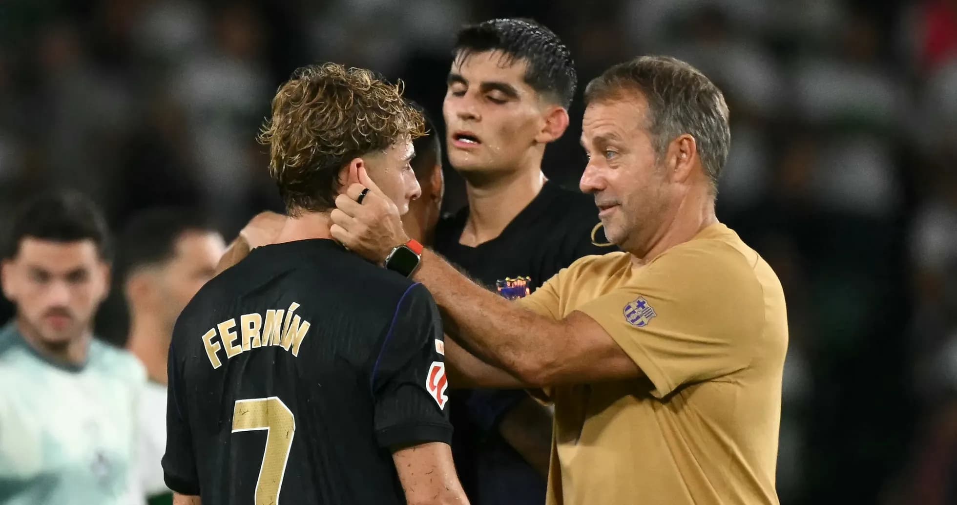 Entraîneur parlant à un joueur après le match
