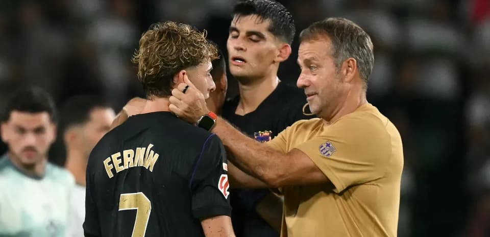 Entraîneur parlant à un joueur après le match