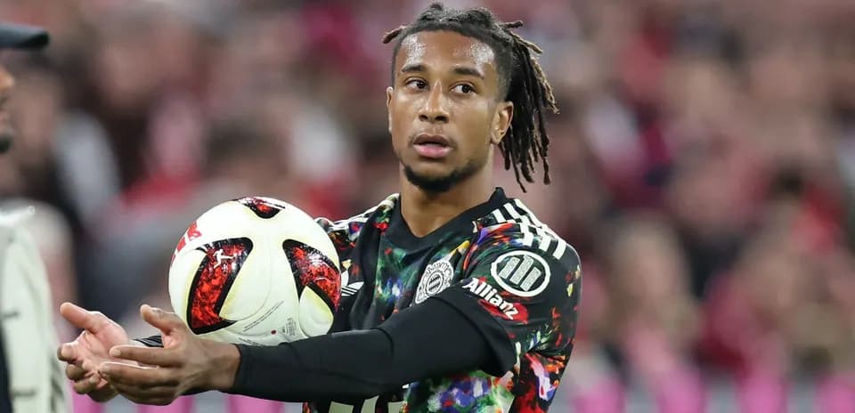 Joueur tenant un ballon sur le terrain de football