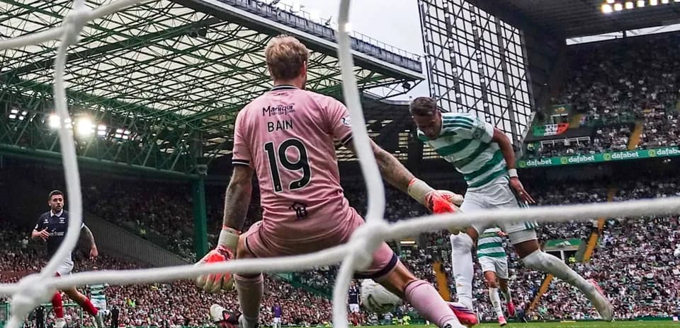 Joueur de Celtic tirant au but devant le gardien