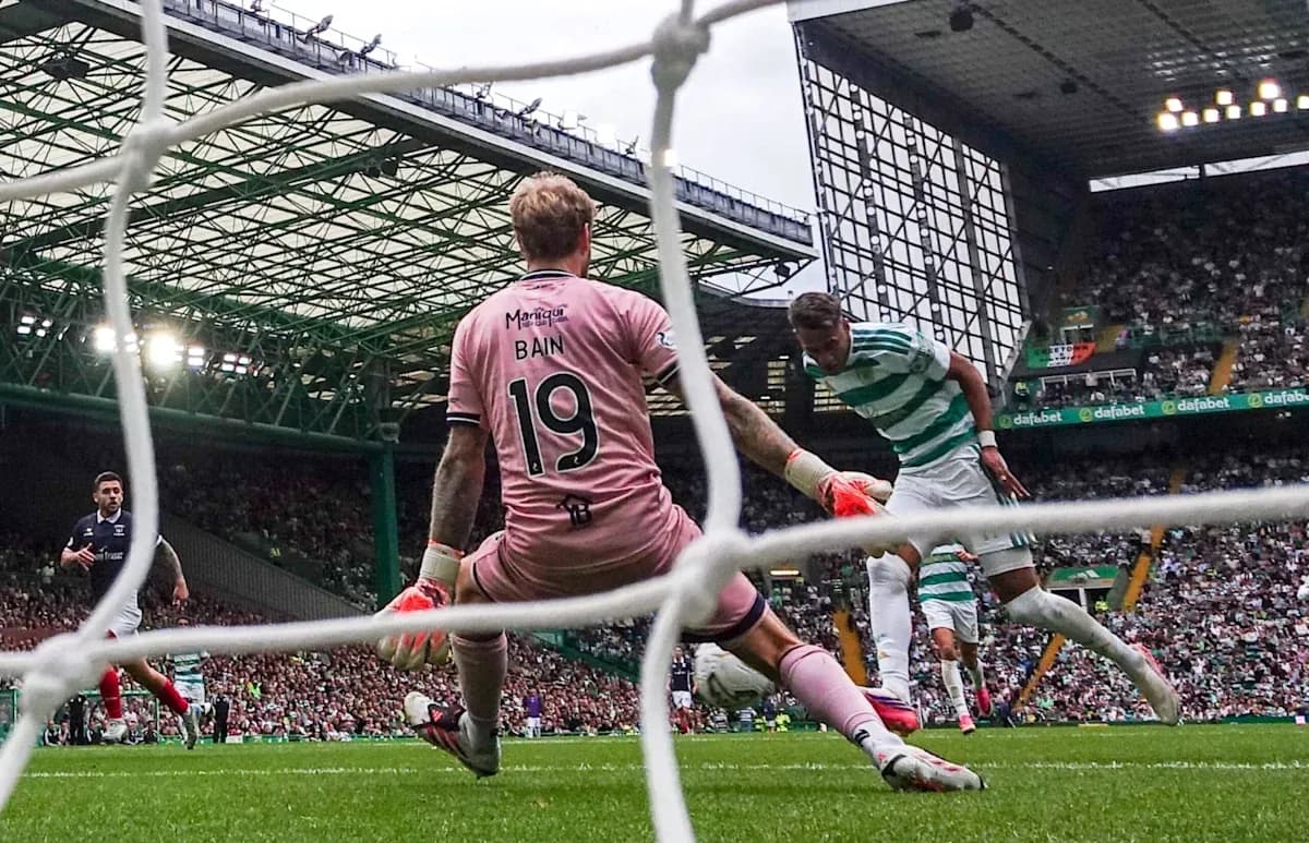 Joueur de Celtic tirant au but devant le gardien