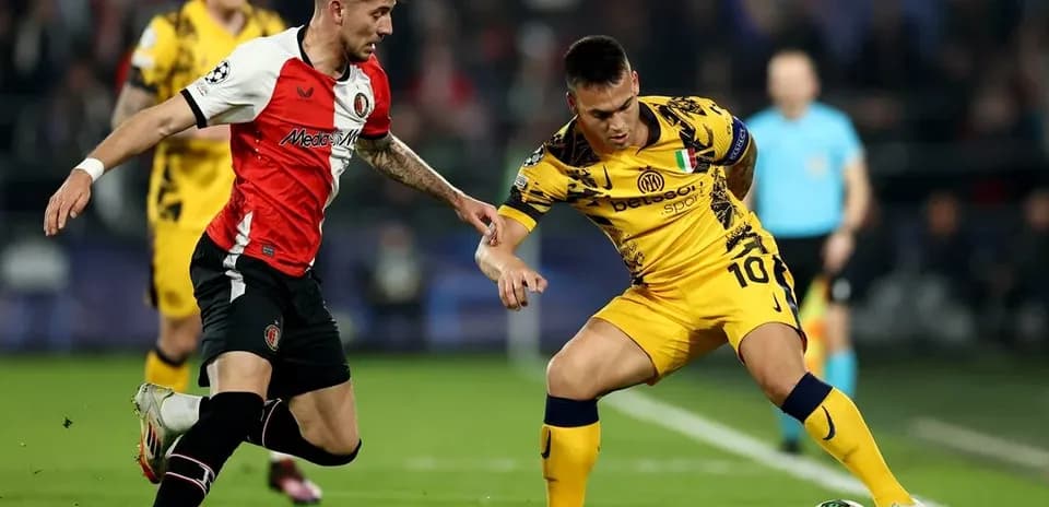 Joueurs de Feyenoord et Inter en action