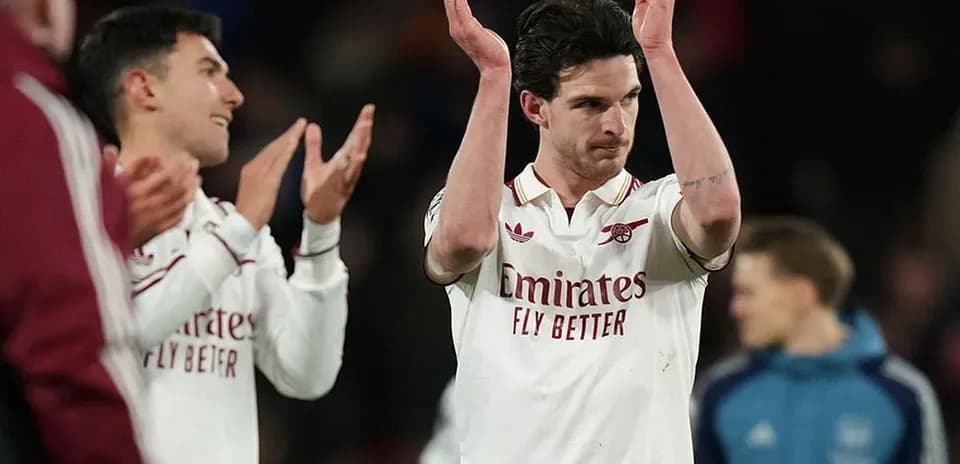Deux joueurs d'Arsenal applaudissant le public