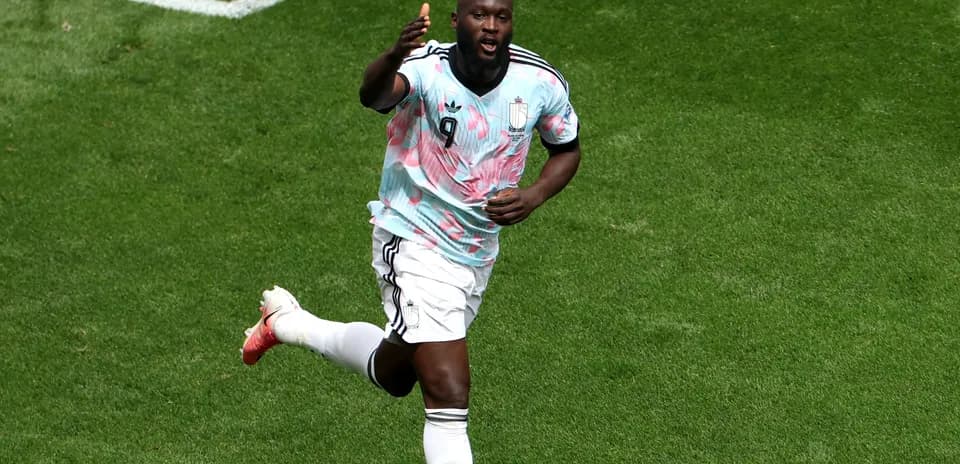 Joueur célébrant un but sur le terrain de football