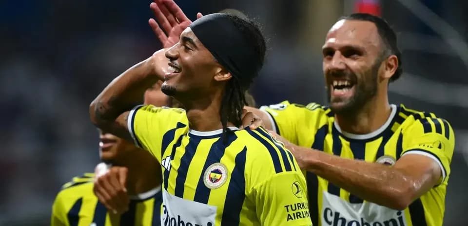 Joueurs de Fenerbahçe célébrant un but