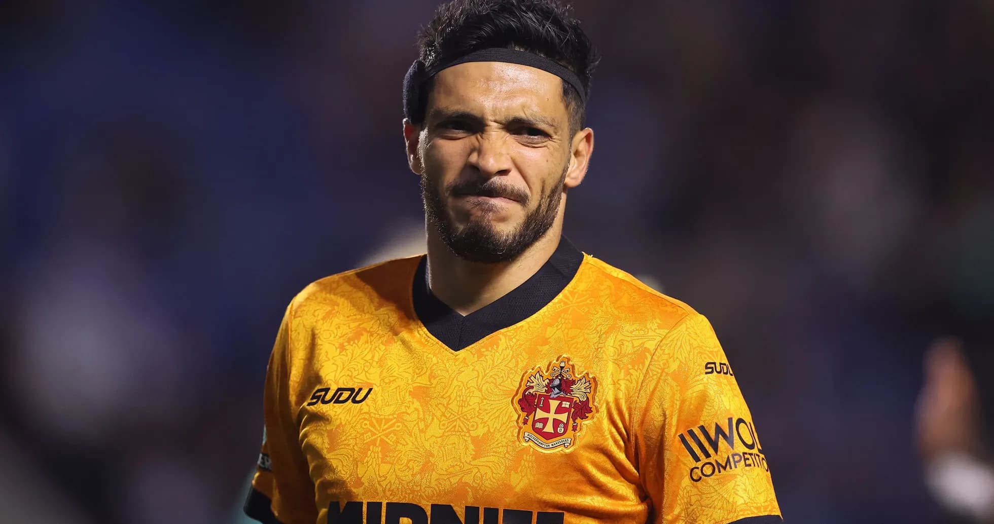 Joueur en maillot orange sur le terrain