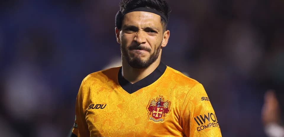 Joueur en maillot orange sur le terrain