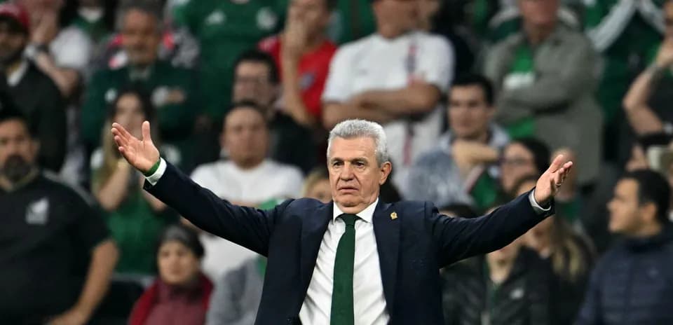 Entraîneur gesticulant lors d'un match de football