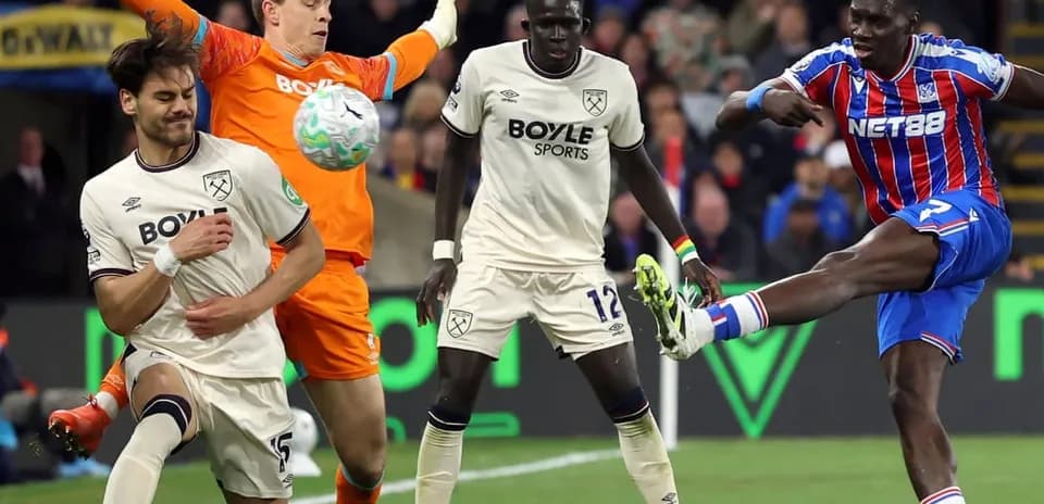 Joueur de Crystal Palace tirant au but contre West Ham