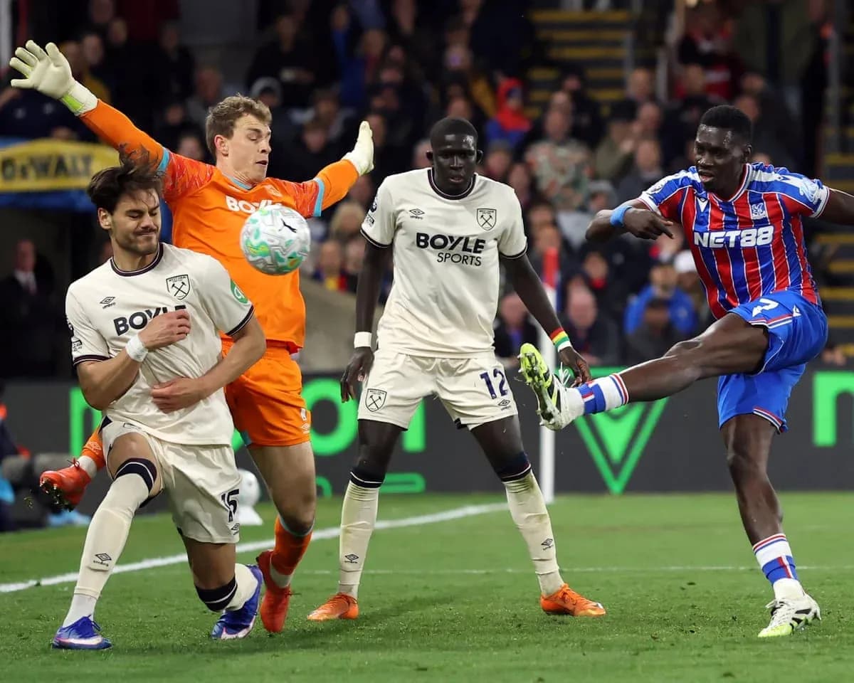 Joueur de Crystal Palace tirant au but contre West Ham