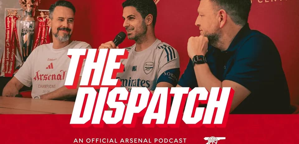 Trois hommes discutant lors d'un podcast officiel d'Arsenal