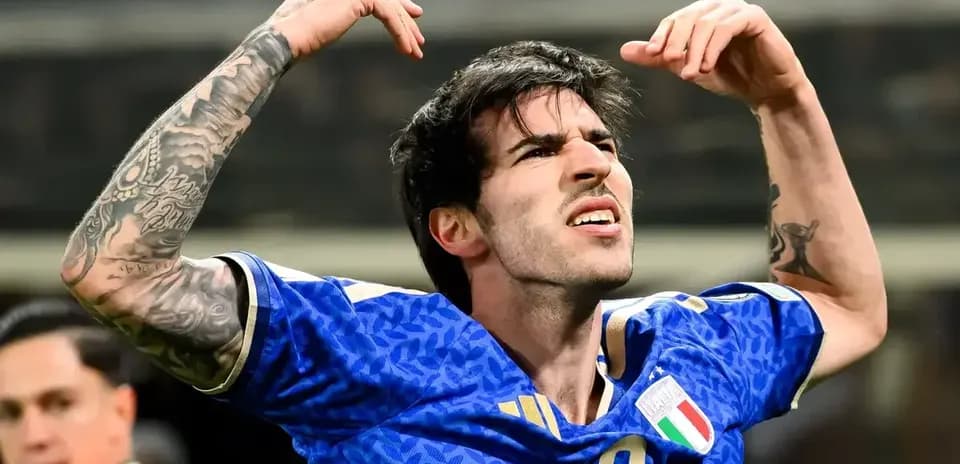 Joueur italien célébrant avec les bras levés