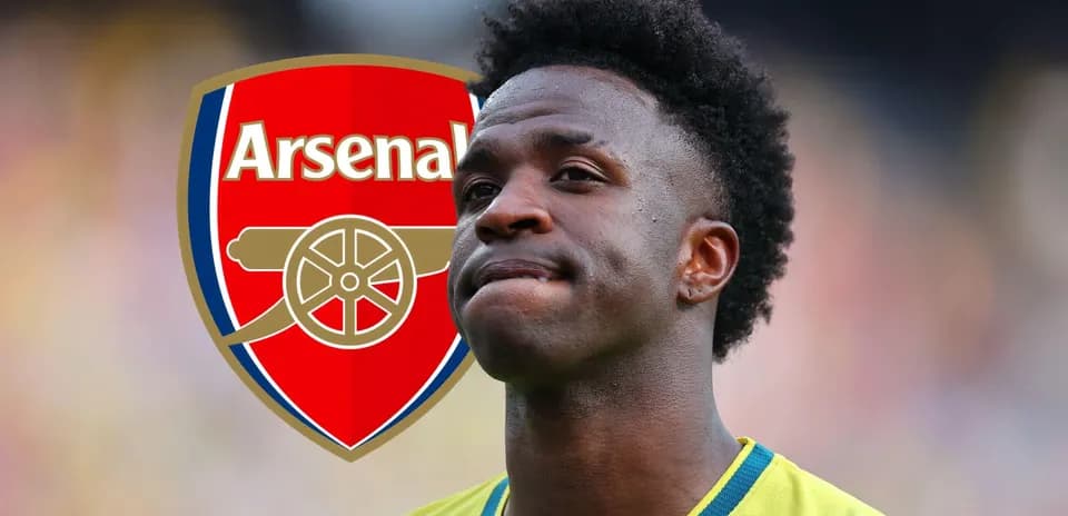 Joueur de football devant le logo d'Arsenal