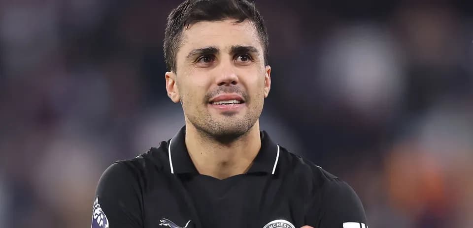 Joueur en uniforme noir sur le terrain de football