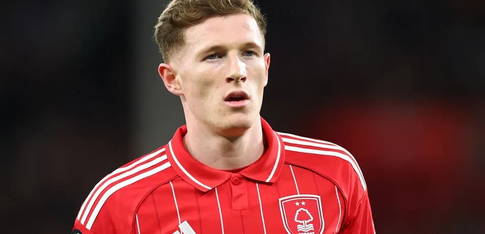 Joueur en maillot rouge de Nottingham Forest sur le terrain