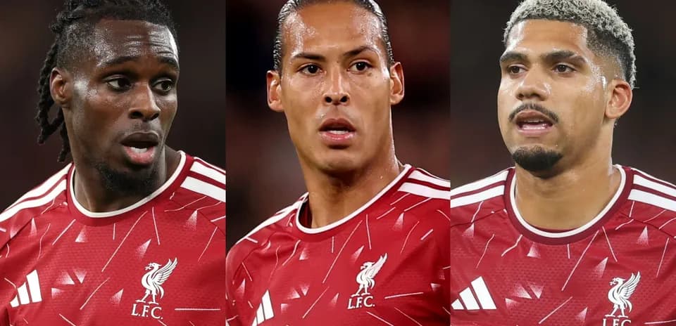 Trois joueurs de Liverpool en tenue rouge