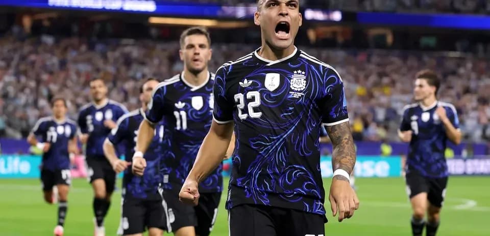 Joueur argentin célébrant un but avec coéquipiers
