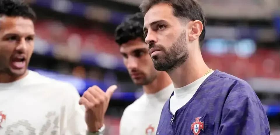 Joueurs portugais discutant avant un match