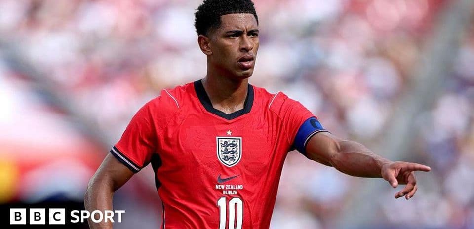 Joueur anglais en maillot rouge donnant des instructions