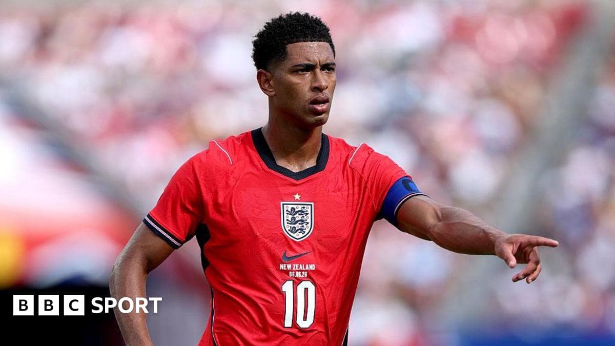 Joueur anglais en maillot rouge donnant des instructions