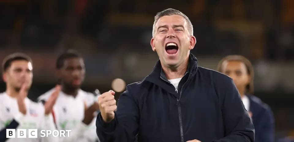 Entraîneur célébrant une victoire avec l'équipe
